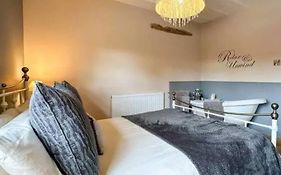 Meadow View Cottage - Cosy, Romantic & 20 Mins From Alton Towers